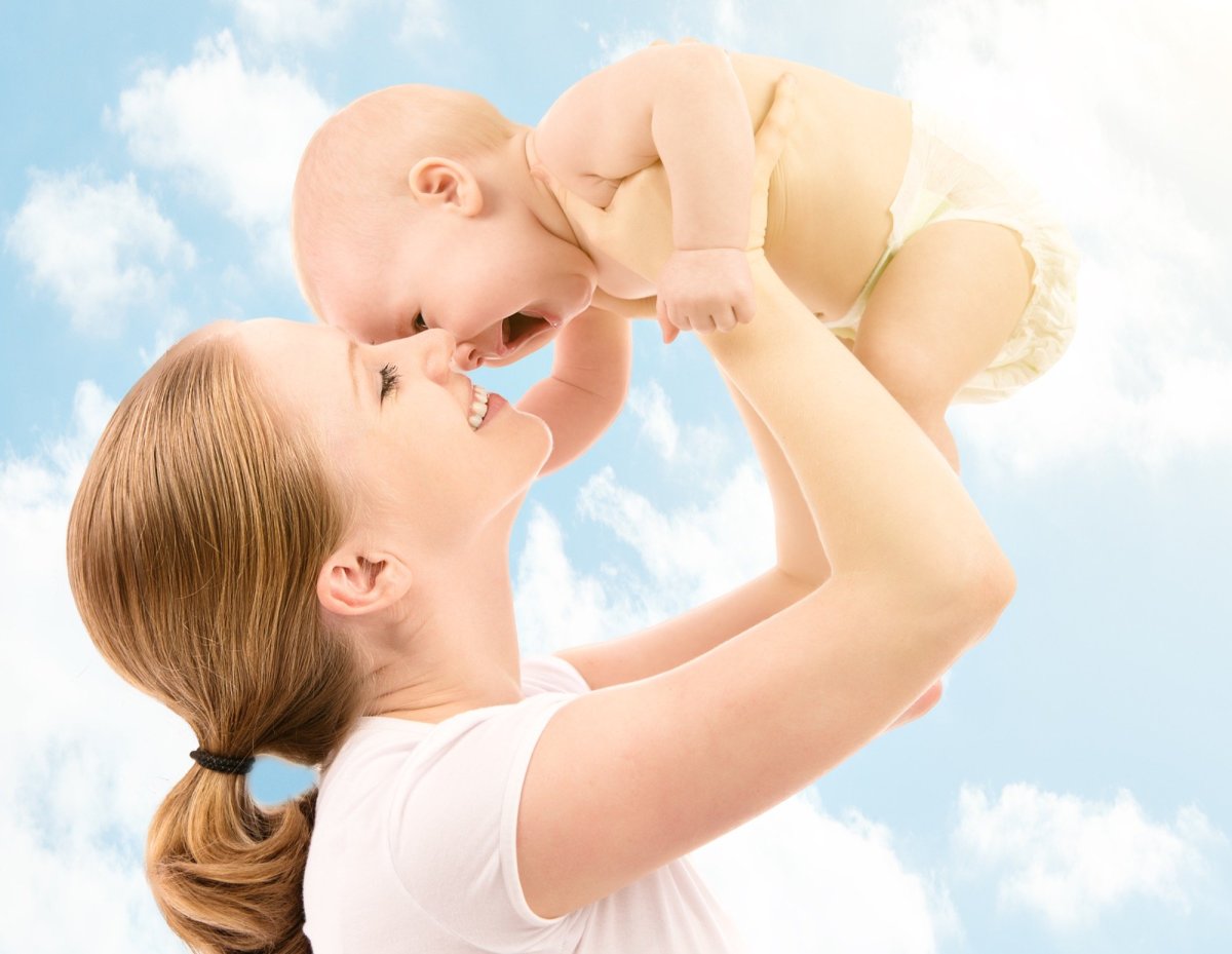 Девушка с ребенком на руках со спины