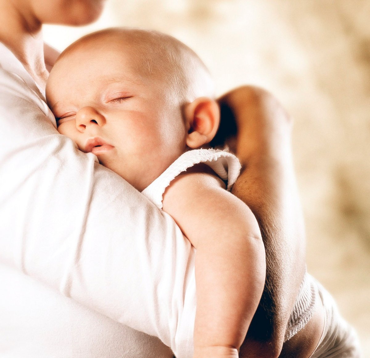 Склонилась ночью мама над кроваткой и тихо шепчет крошечке своей