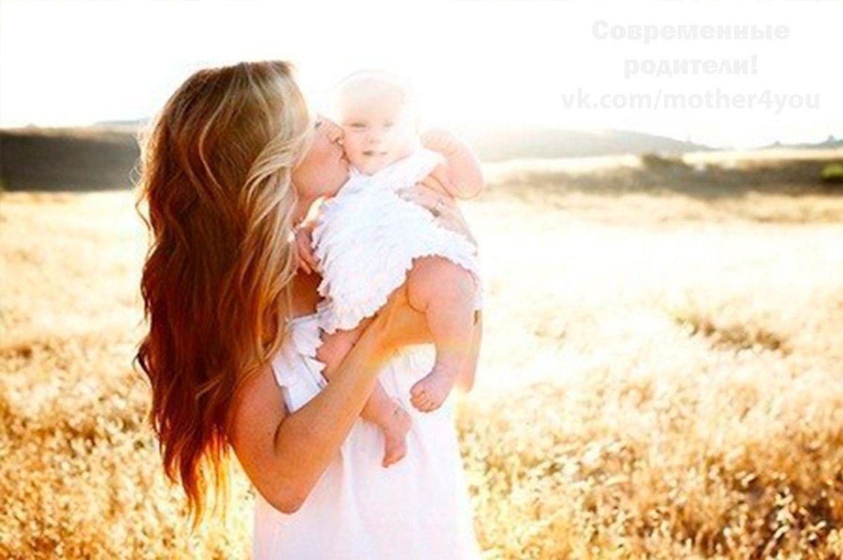 Красивая большая картина в рамке мать и дитя