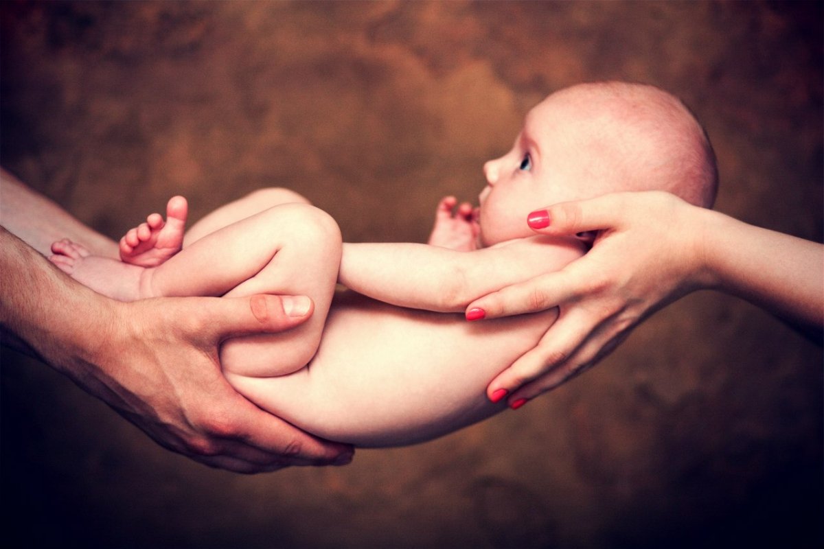 Новорожденный на руках