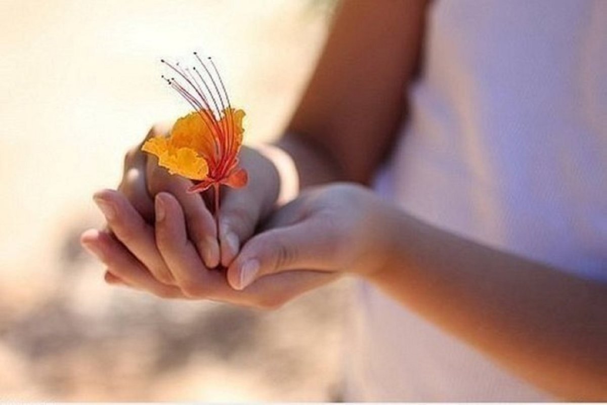 Девушка с сердечком