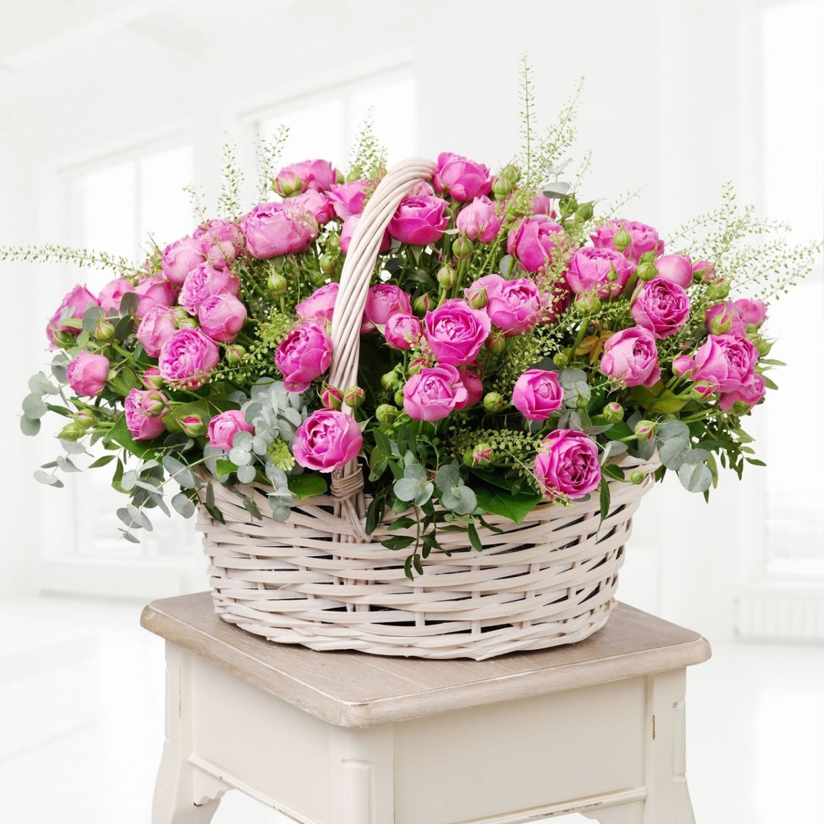 Цветы в корзине