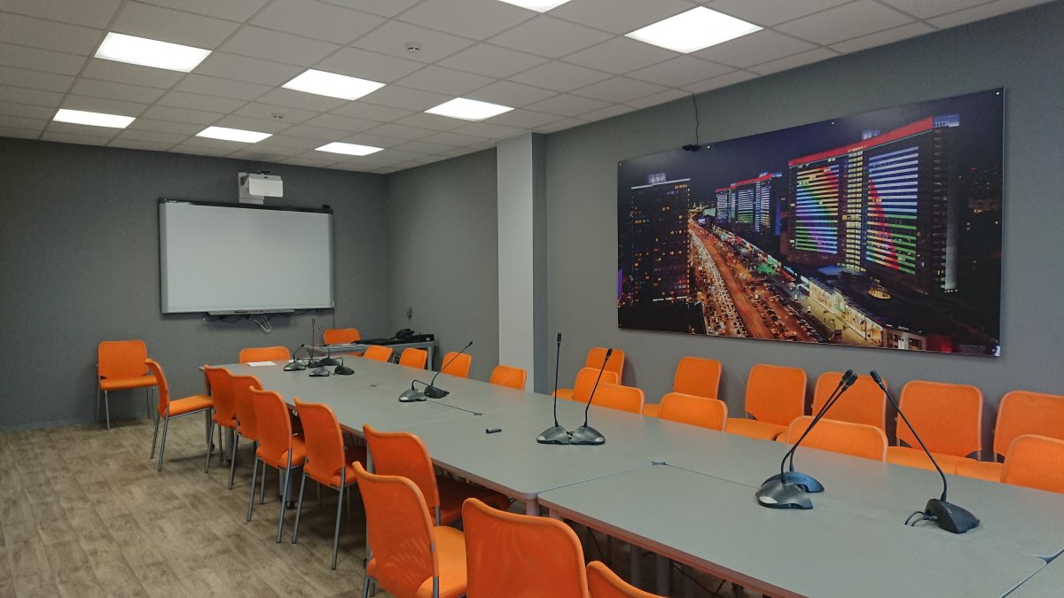 Офис в белых тонах газин