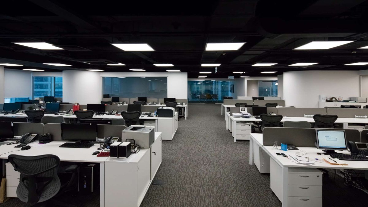 Предметы на деревянном столе