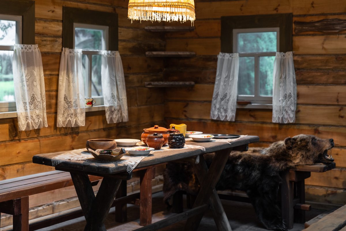 Окно в деревенской избе