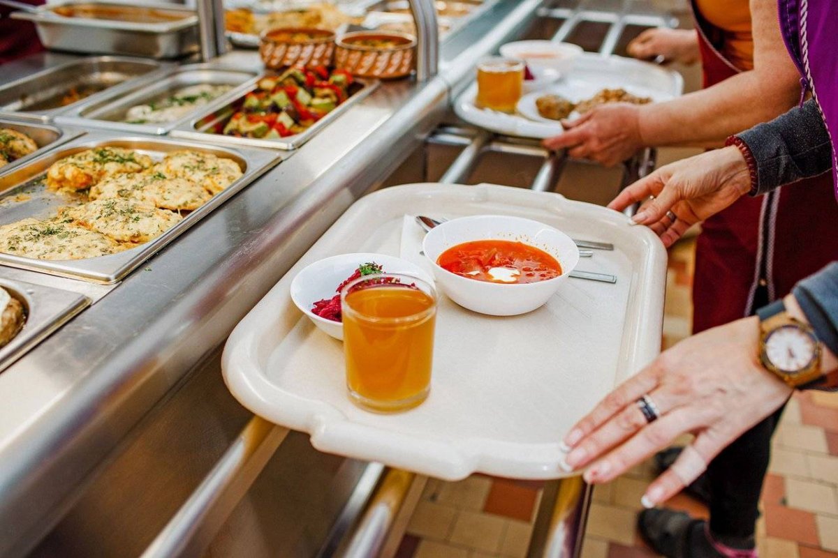 Еда в студенческой столовой