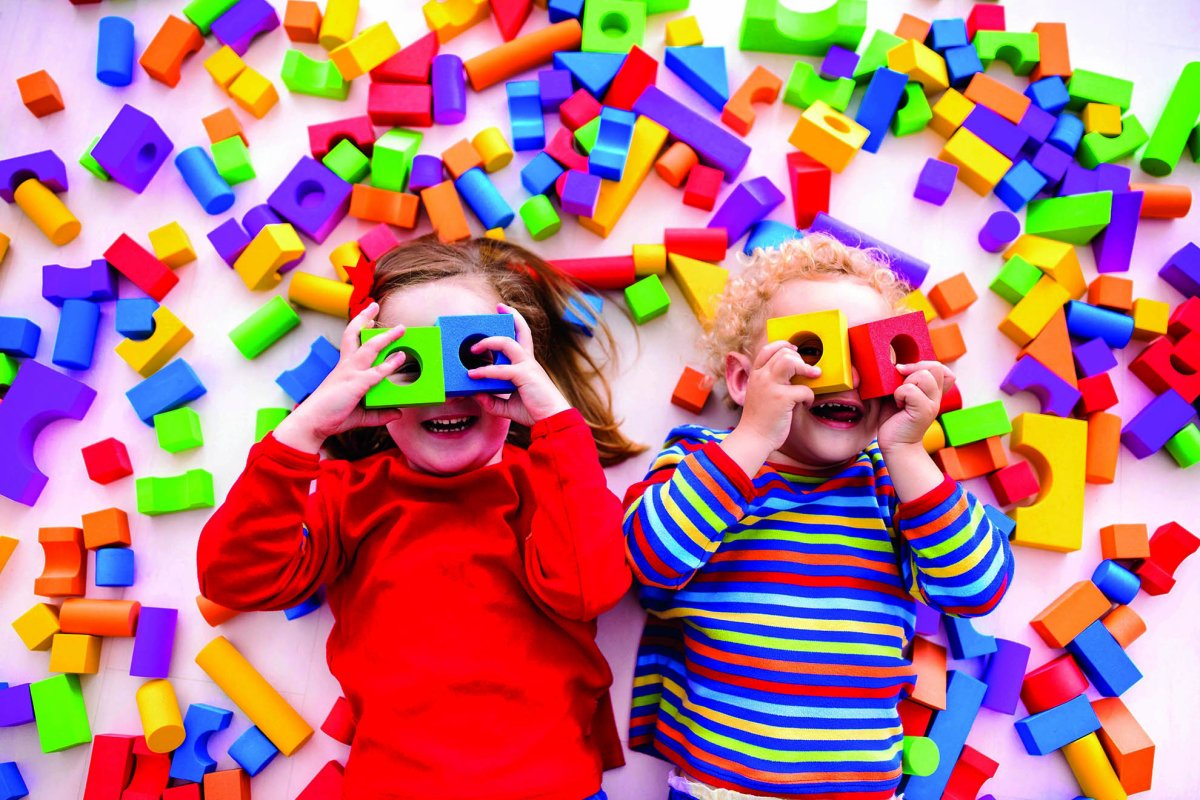 Дети играют