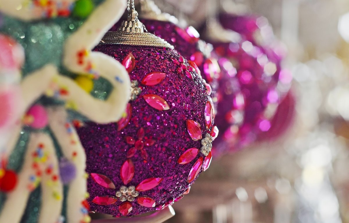 Много красных шариков новогодних