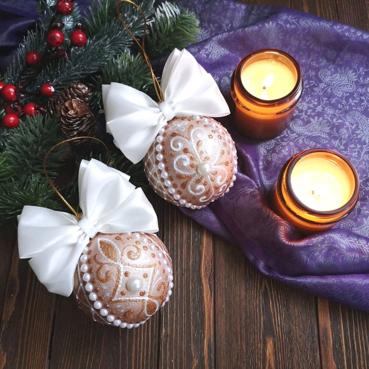 Красивая композиция на новый год из фоамирана и елочных шаров своими