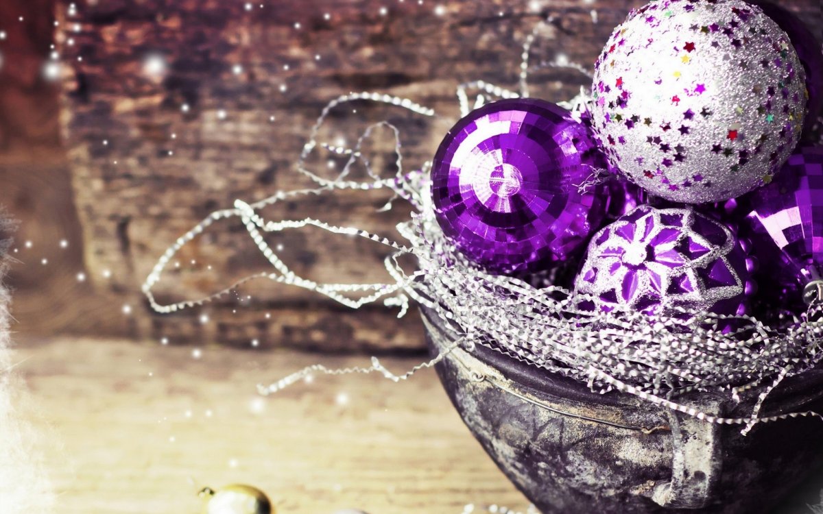 Розовые елочные игрушки