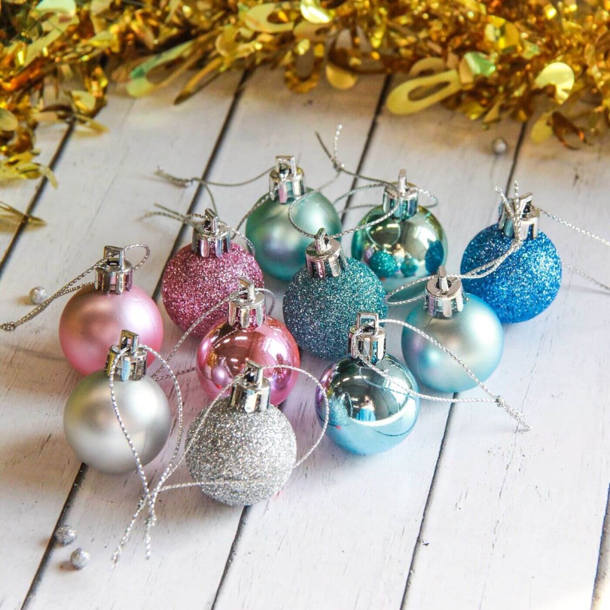 Фиолетовые новогодние игрушки