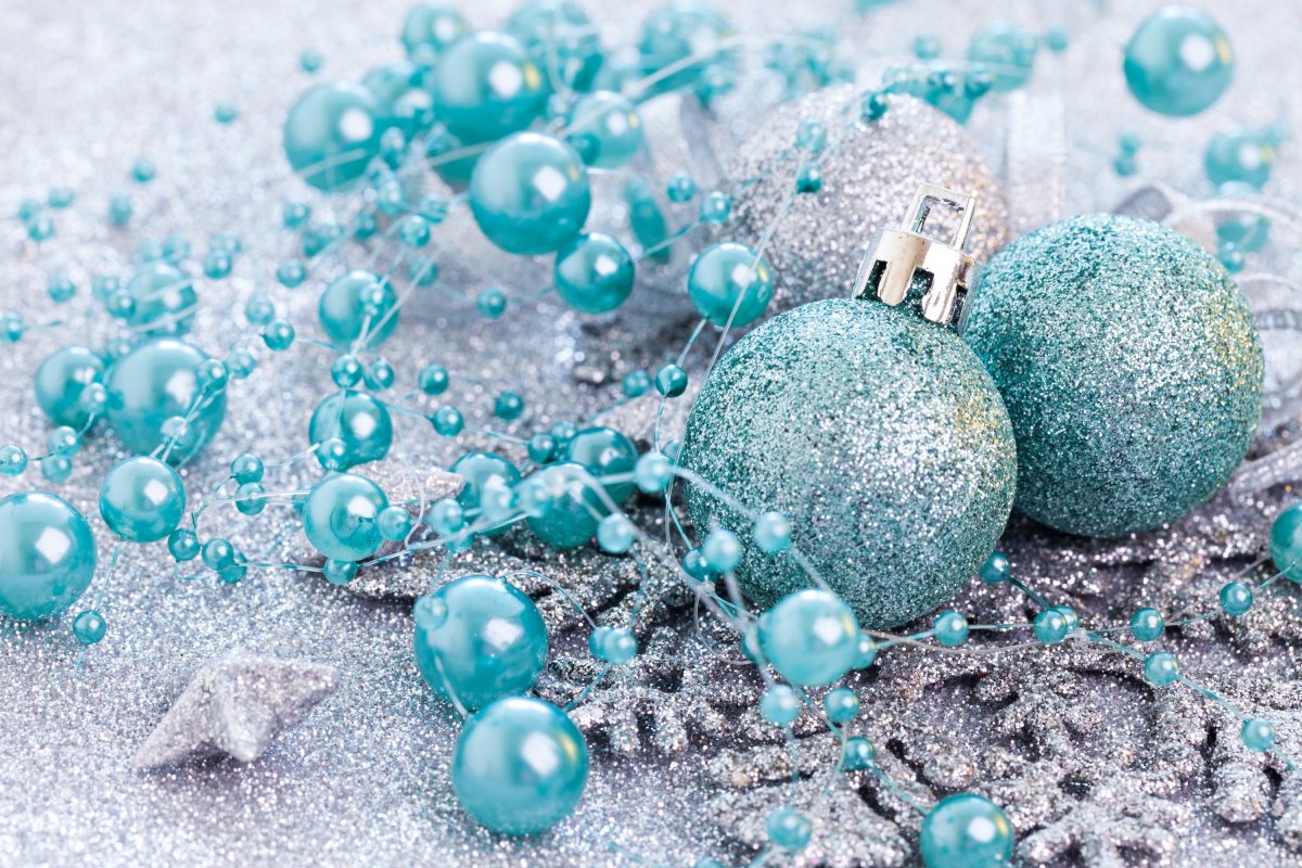 Ёлочные шары и подарки на снегу