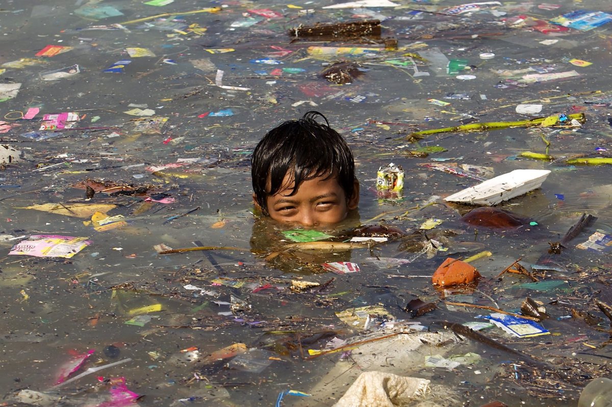 Человек загрязняет природу