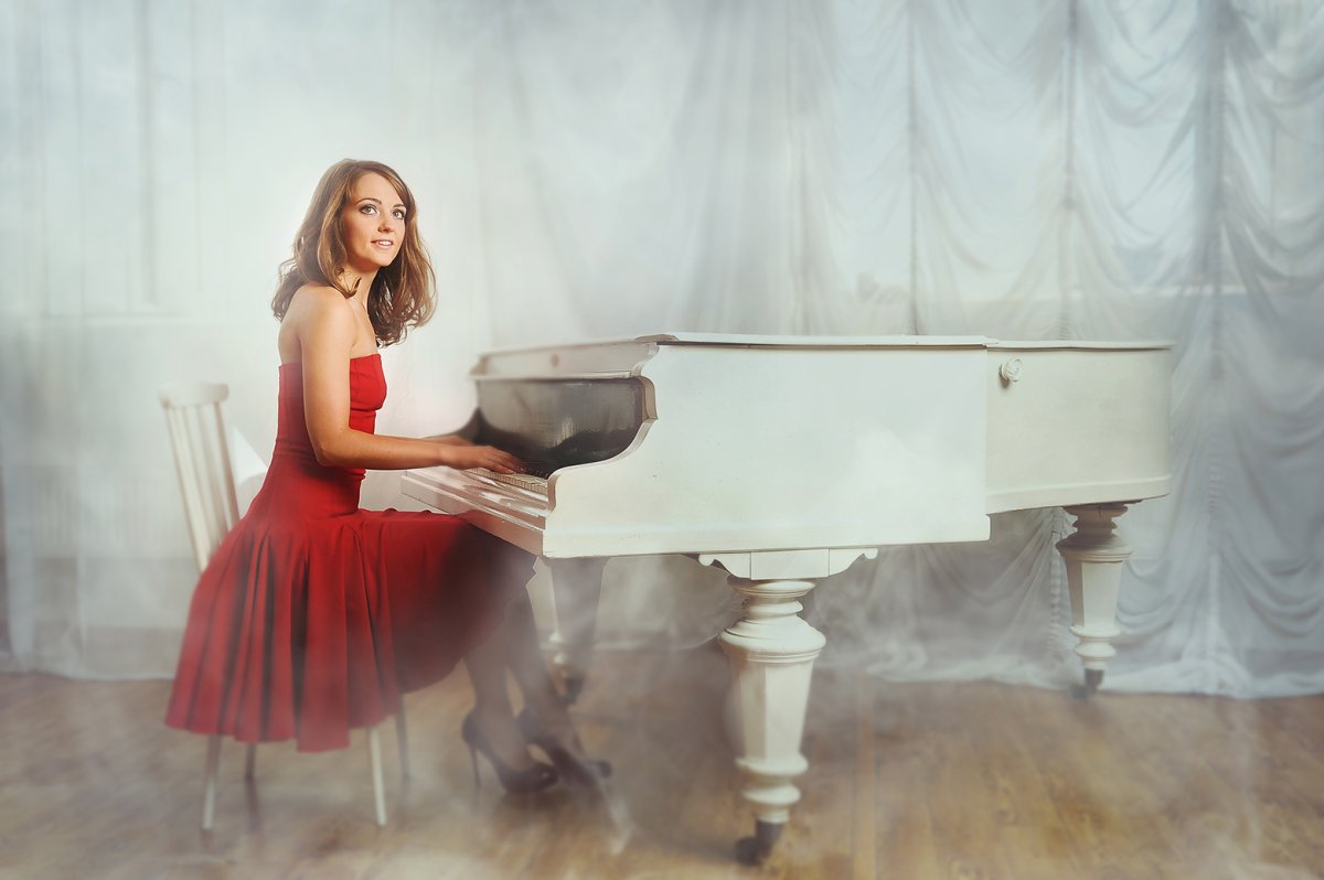 Женщина за пианино
