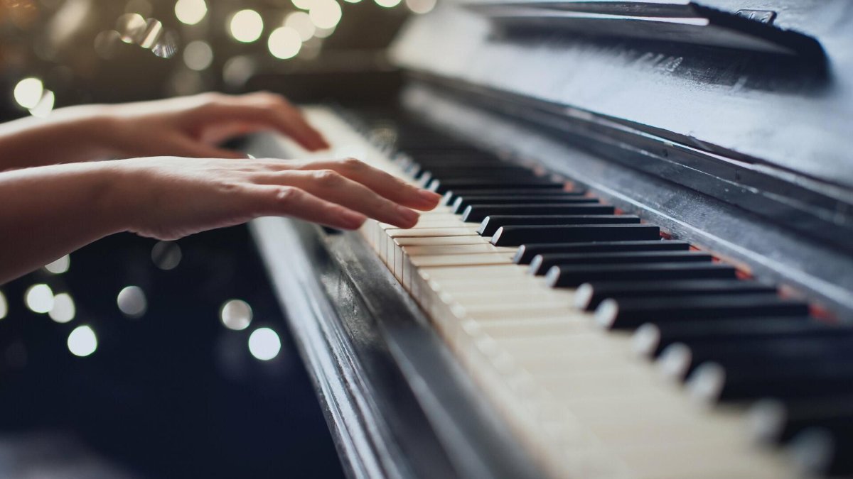 Солнышко в руках на пианино