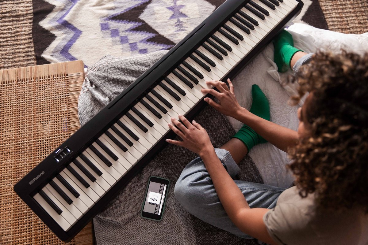 Девушка с синтезатором