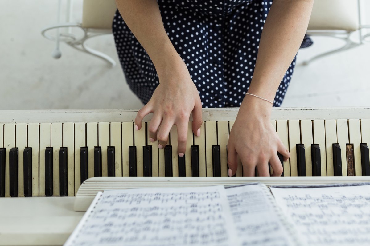 Женские руки на пианино