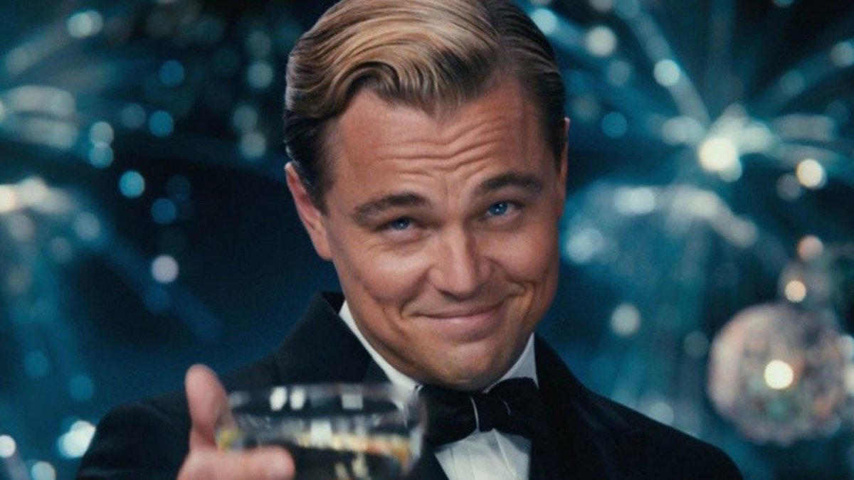 Леонардо ди Каприо со стаканом