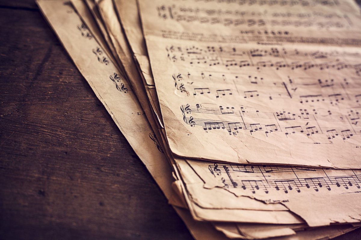 Нотные листы на столе