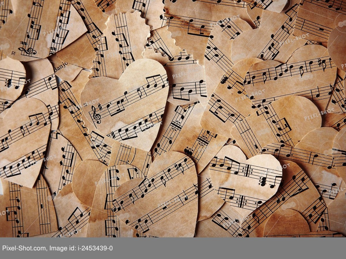 Нотные листы разбросаны