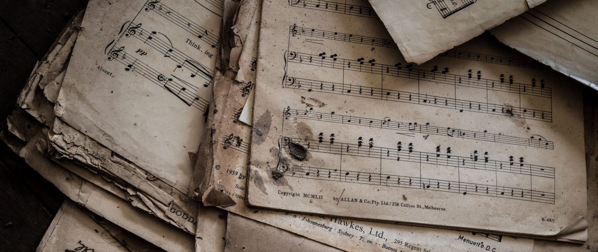 Нотные листы на столе