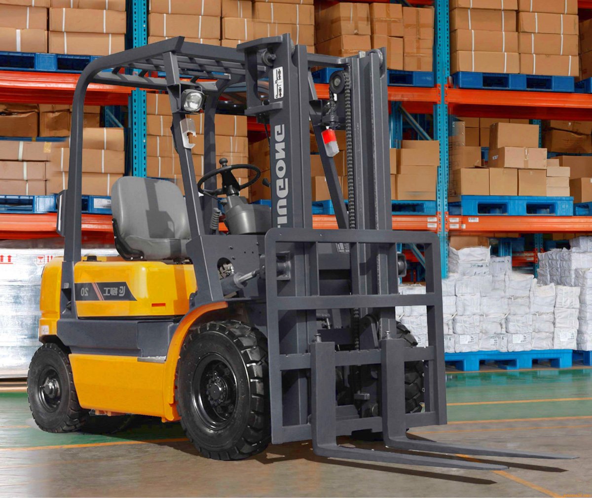 Погрузчик на складе
