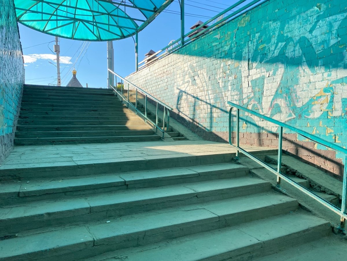 Переходить дорогу по пешеходному переходу