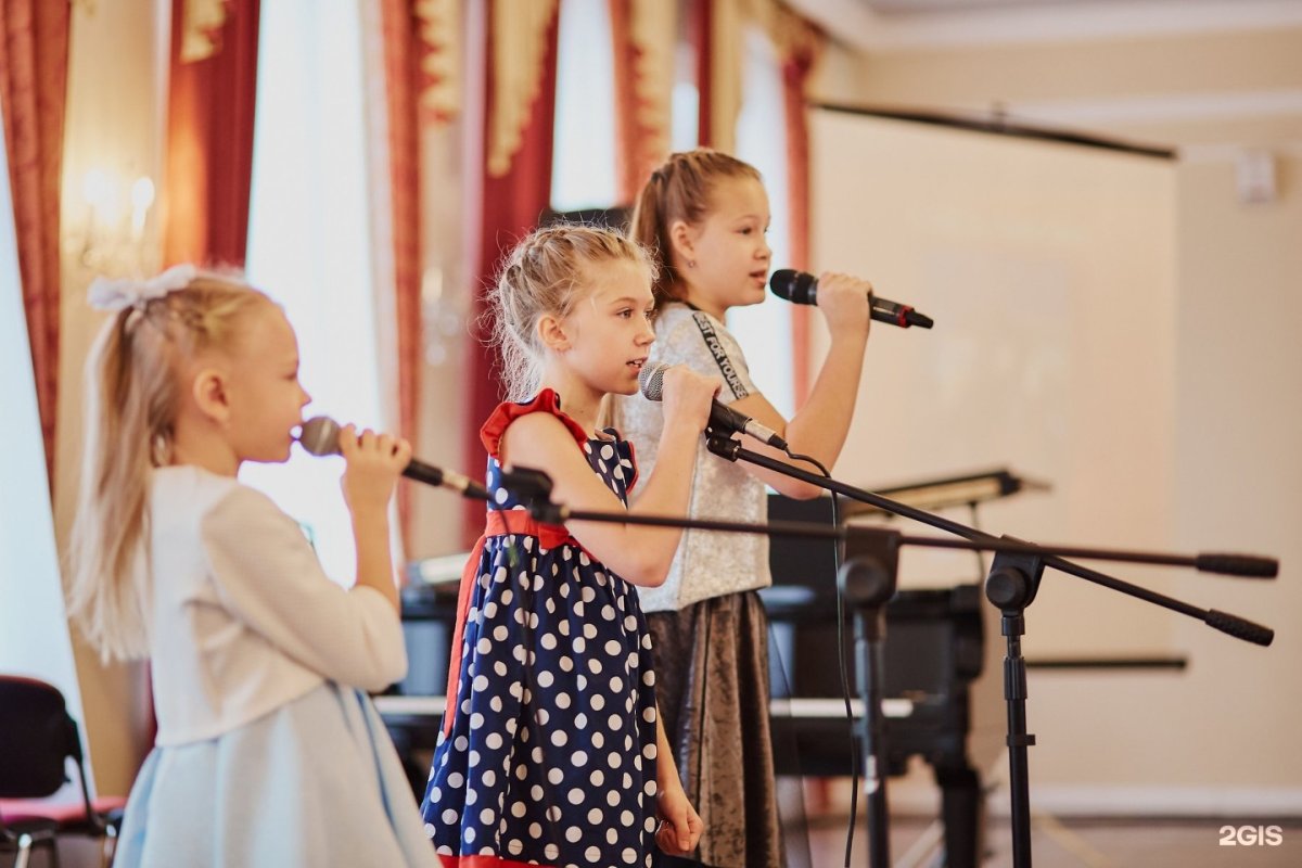 Дети поют в школе