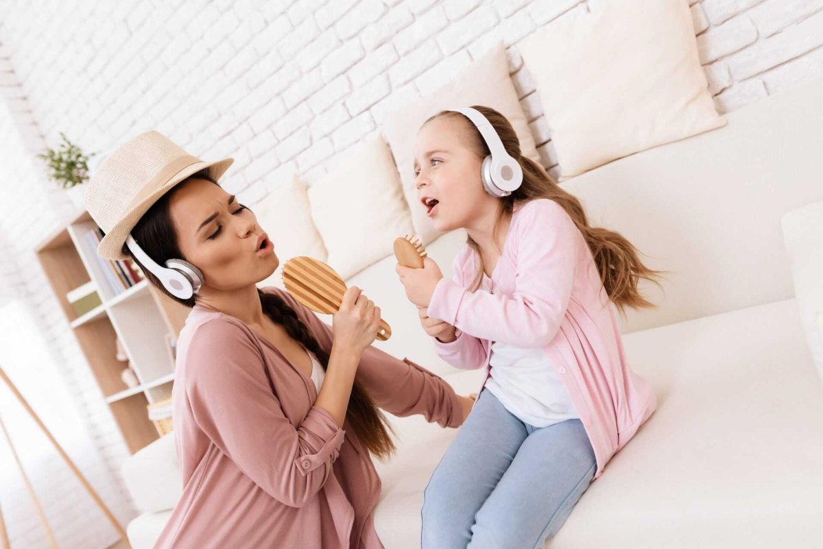 Мама с дочкой поют