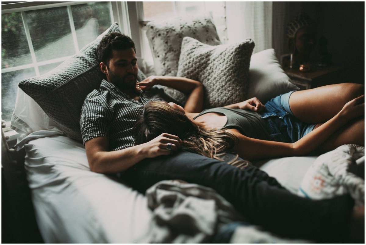 Парень с девушкой на диване