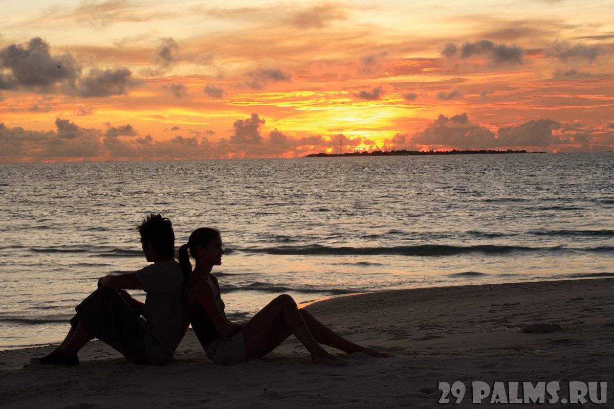 Двое на берегу моря