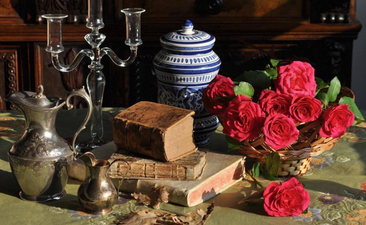 Предметы на столе старинные