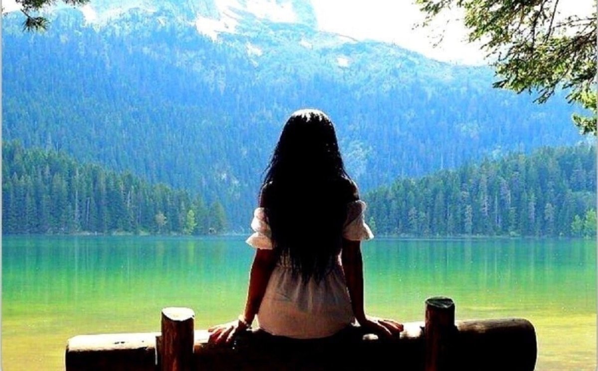 Девушка медитирует