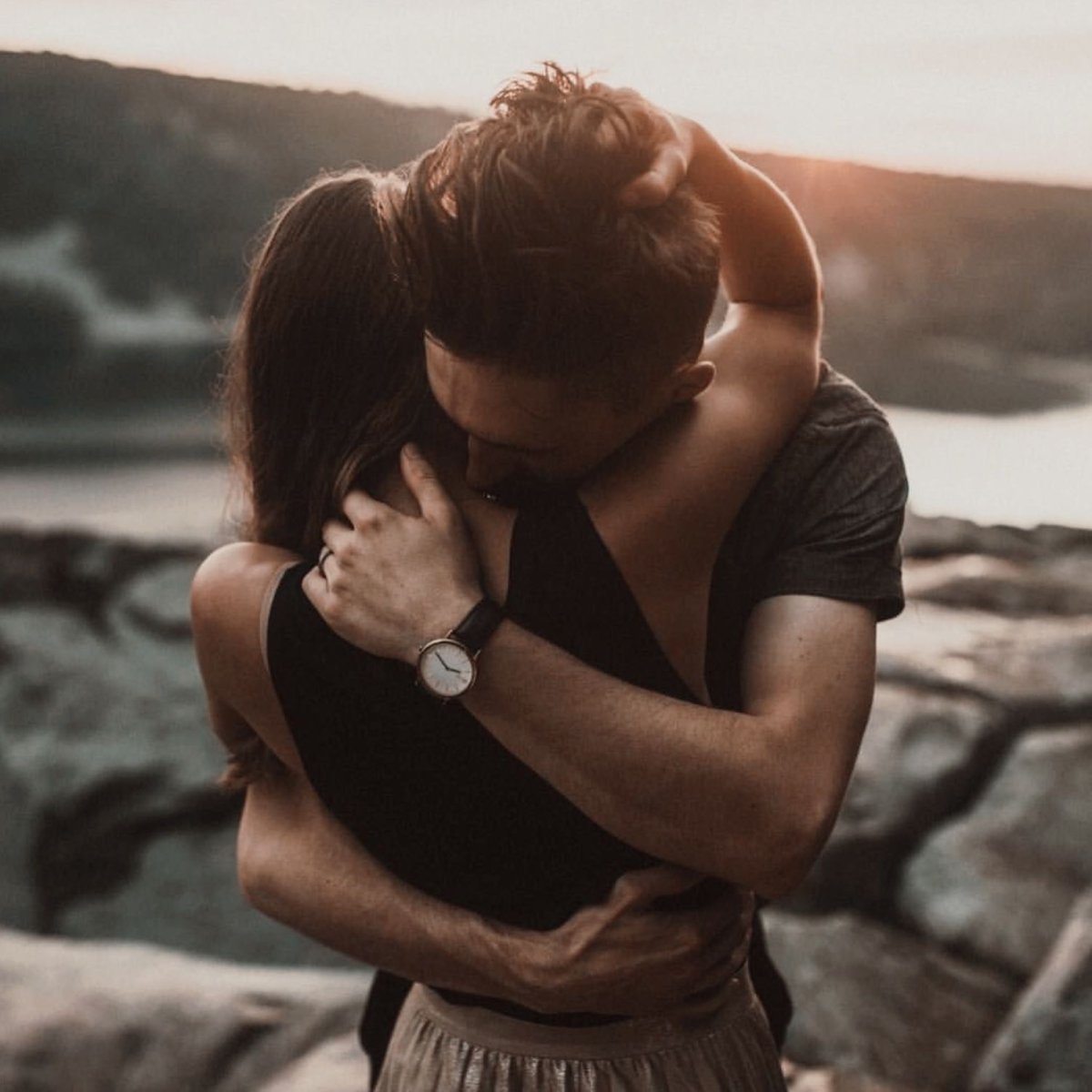 Крепкие объятия