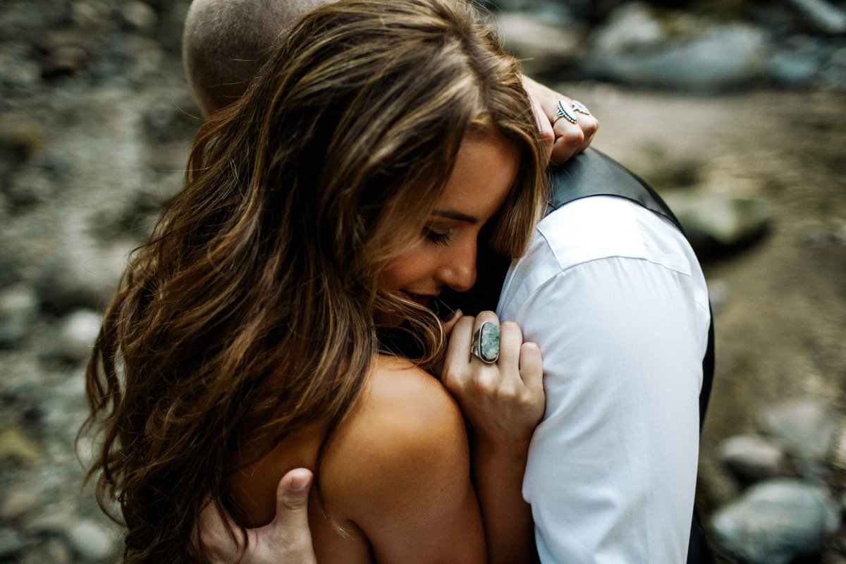 Объятия мужчины и женщины