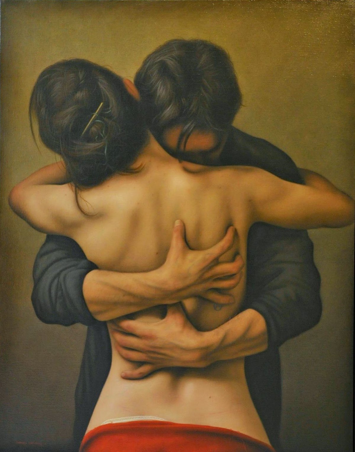 Парень обнимает девушку