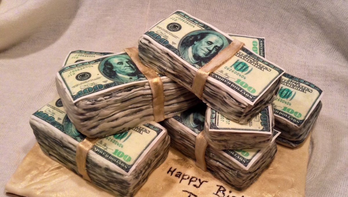 Пирожное в виде денег