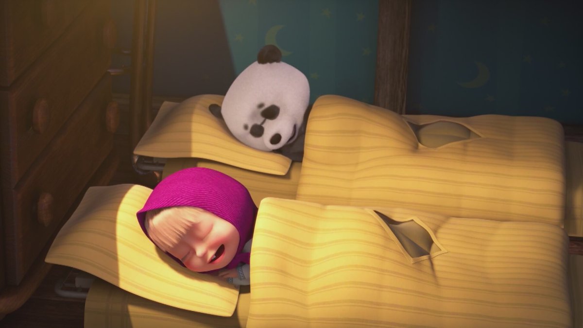 Маша и медведь Маша рисует за столом