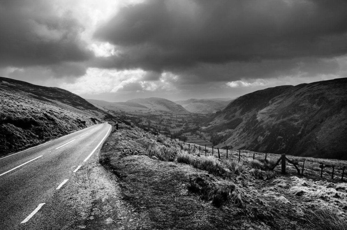 Дорога черно белая