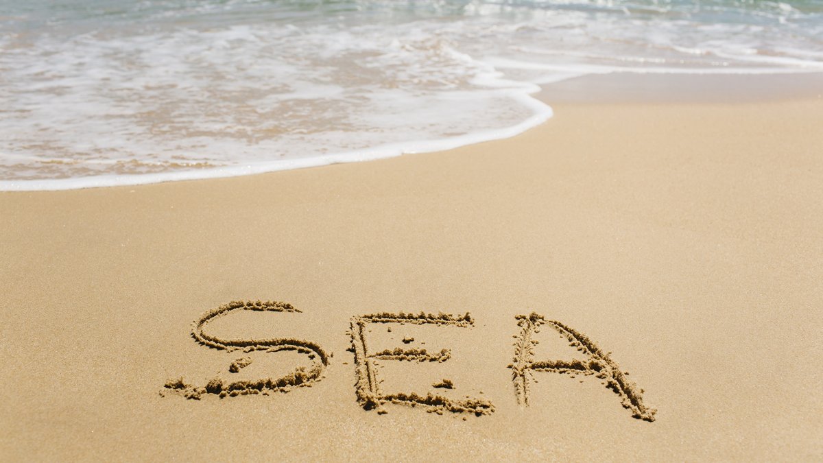 Надпись на песке на море