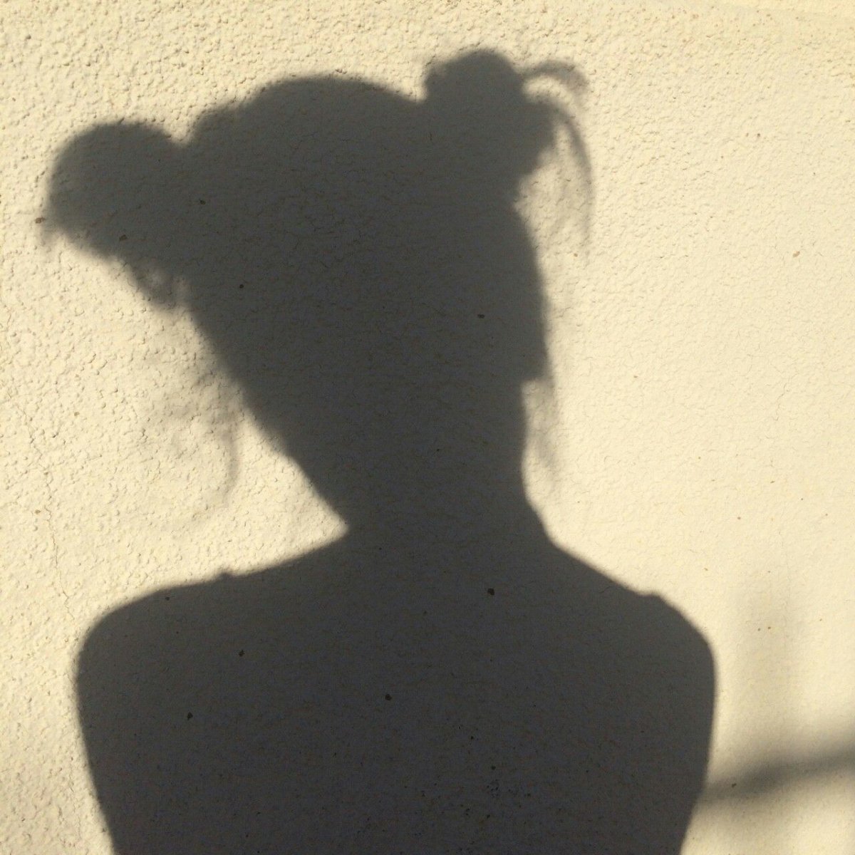 Тень девушки на стене