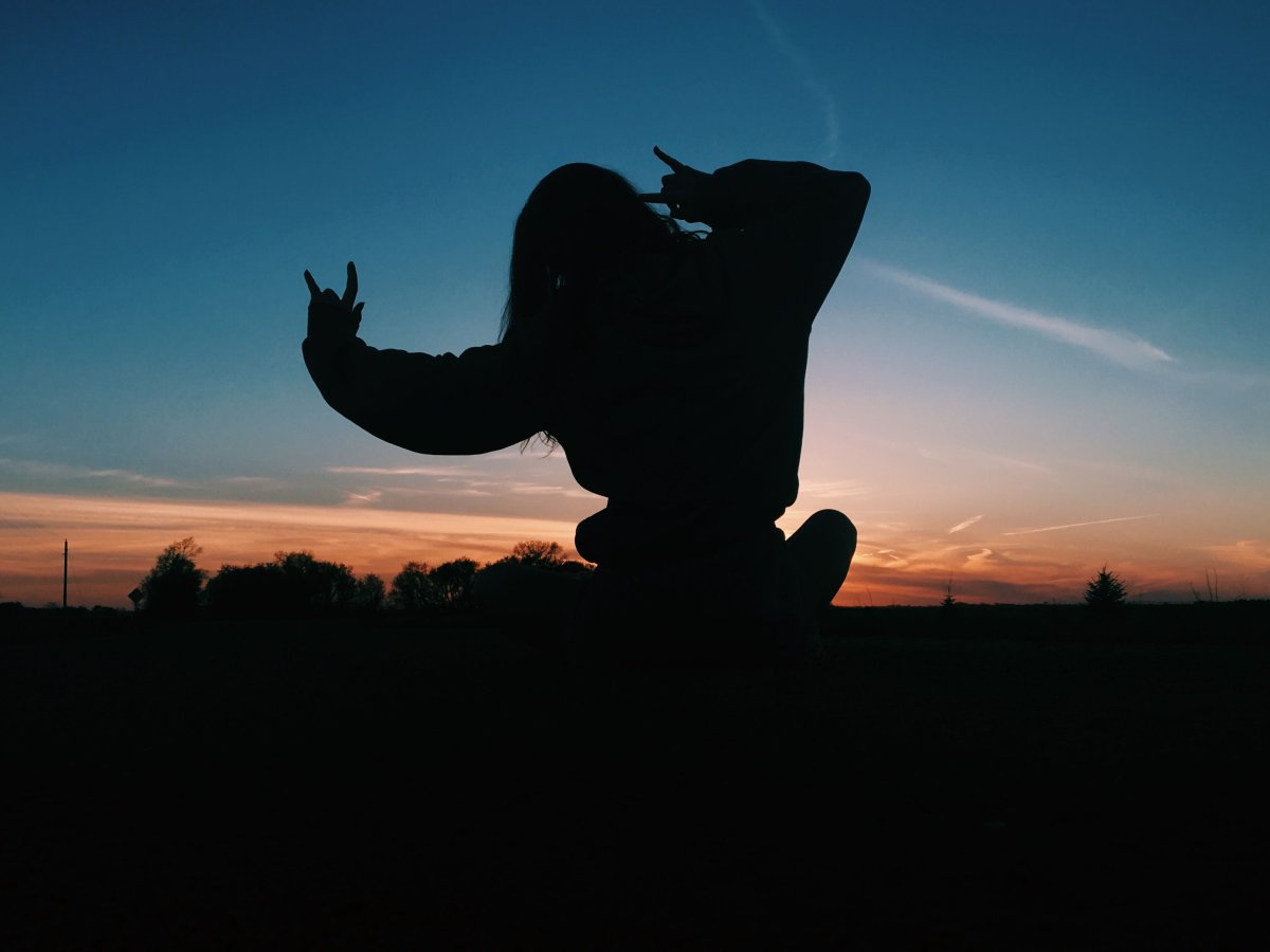 Тень девушки на стене