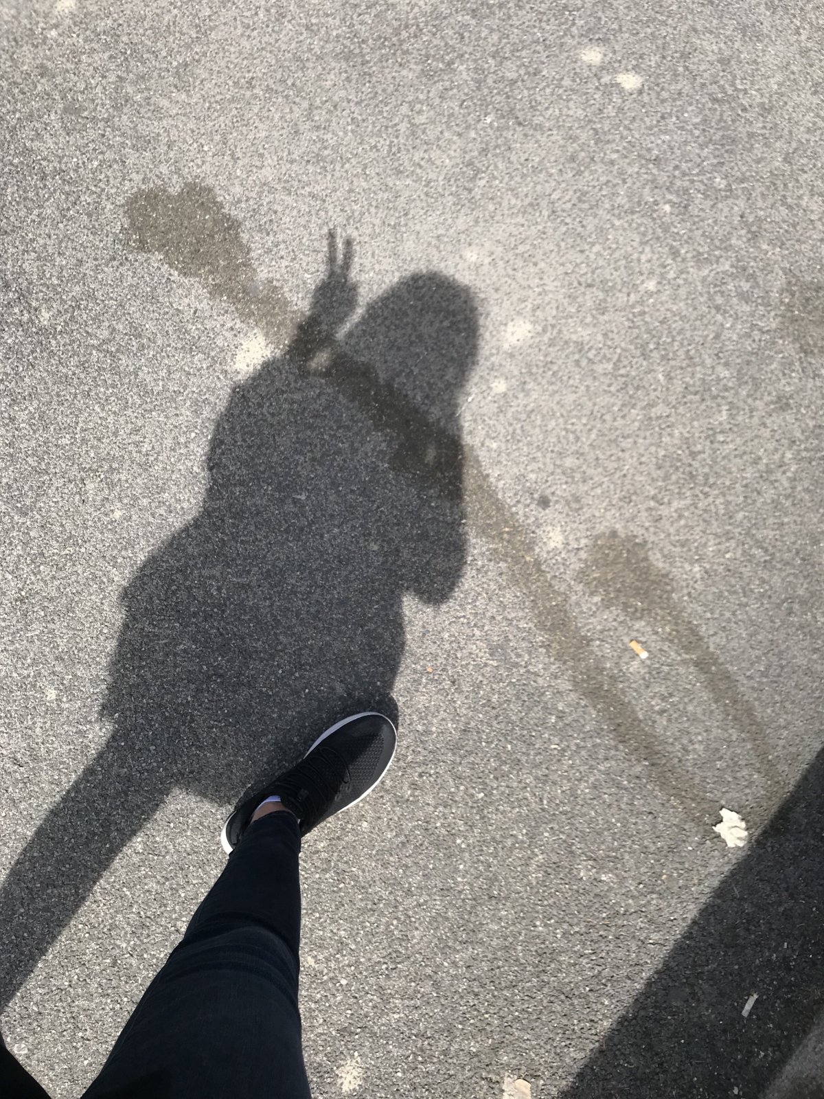 Тень человека на земле