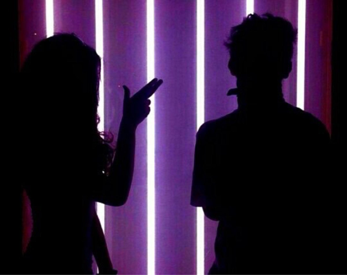 Тень девушки на стене