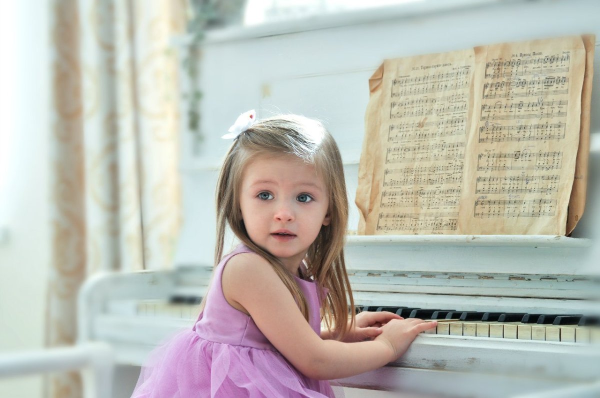 Ребенок за роялем