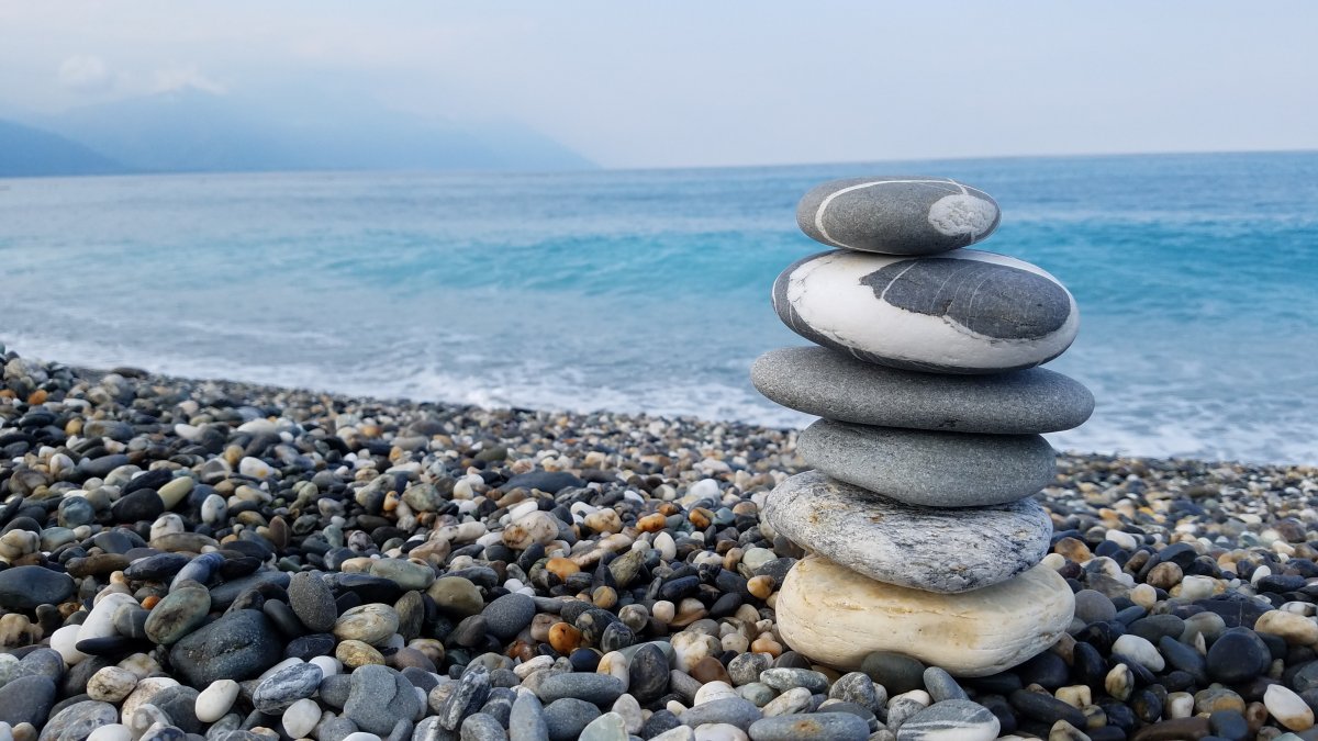 Море галька пляж фото высокого качества