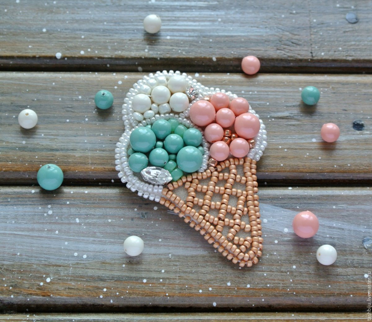 Броши из бисера и бусин