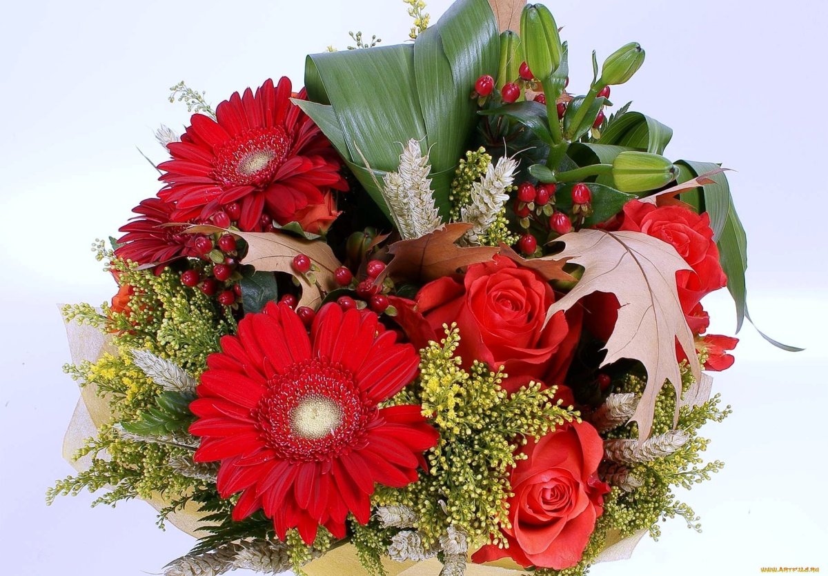 Подарки и цветы на прозрачном фоне