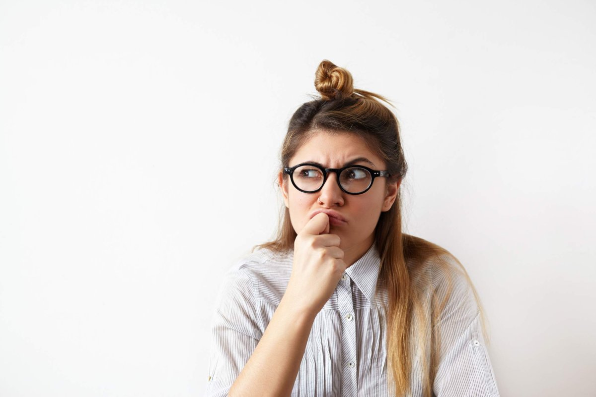 Задумчивая девушка в очках