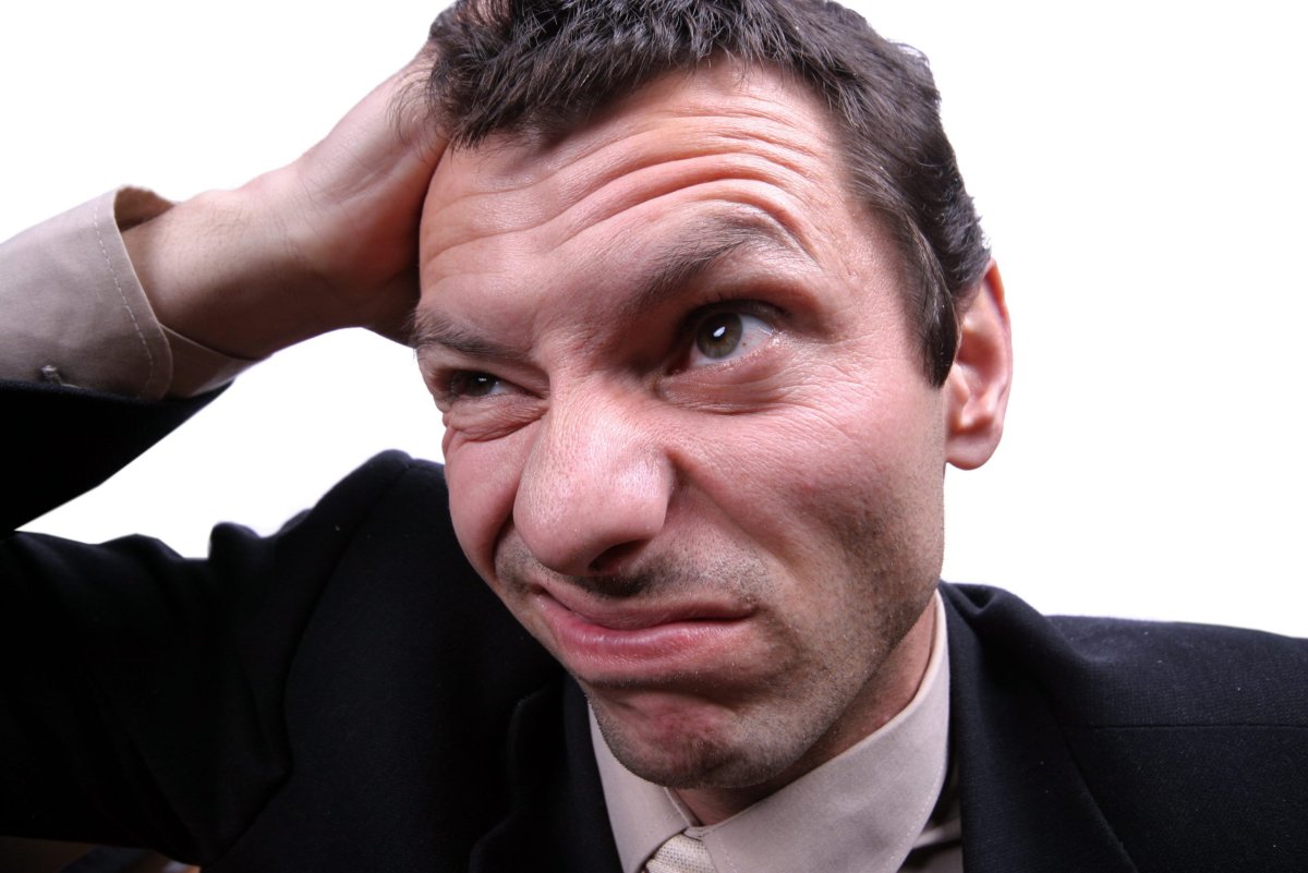 Мужик чешет голову